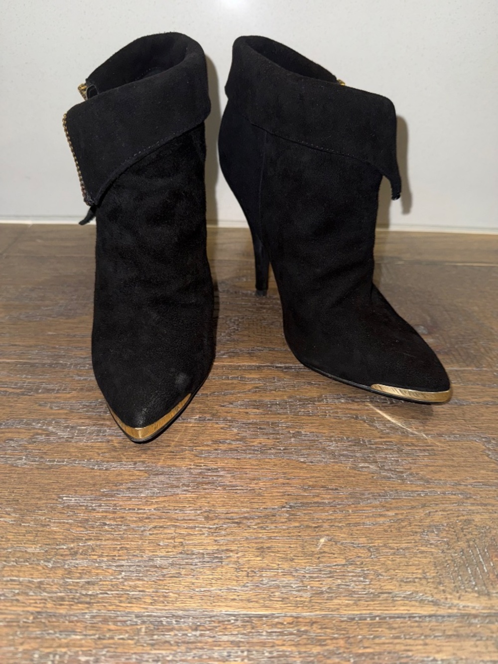 Steve Madden Tonightt Black Suede Pointed Toe Gold Zip Ankle Booties Size 6
